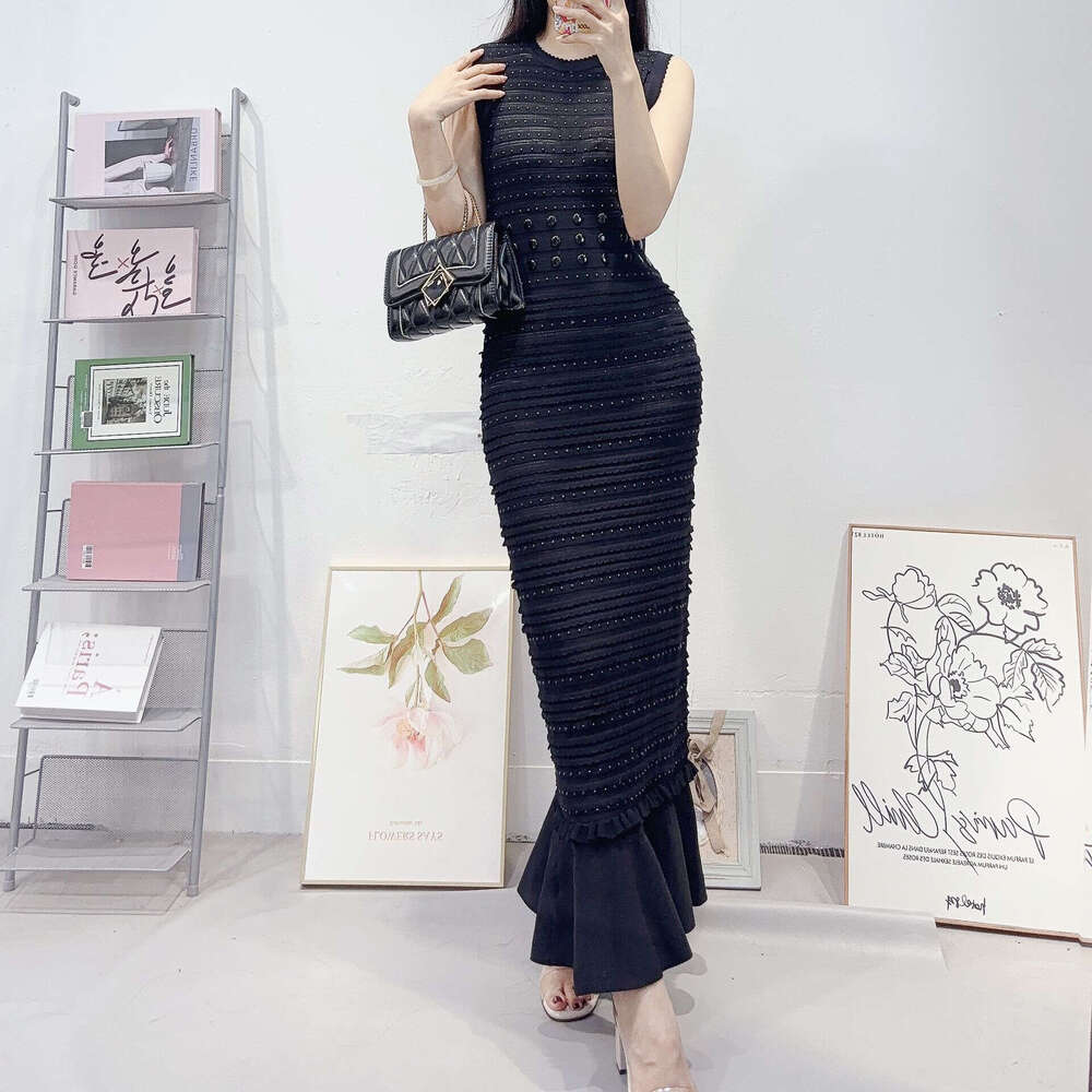 D17 2026 autumn and winter new designer retro elegant hollowed out round neck rhinestone embellished sleeveless knitted long skirt
