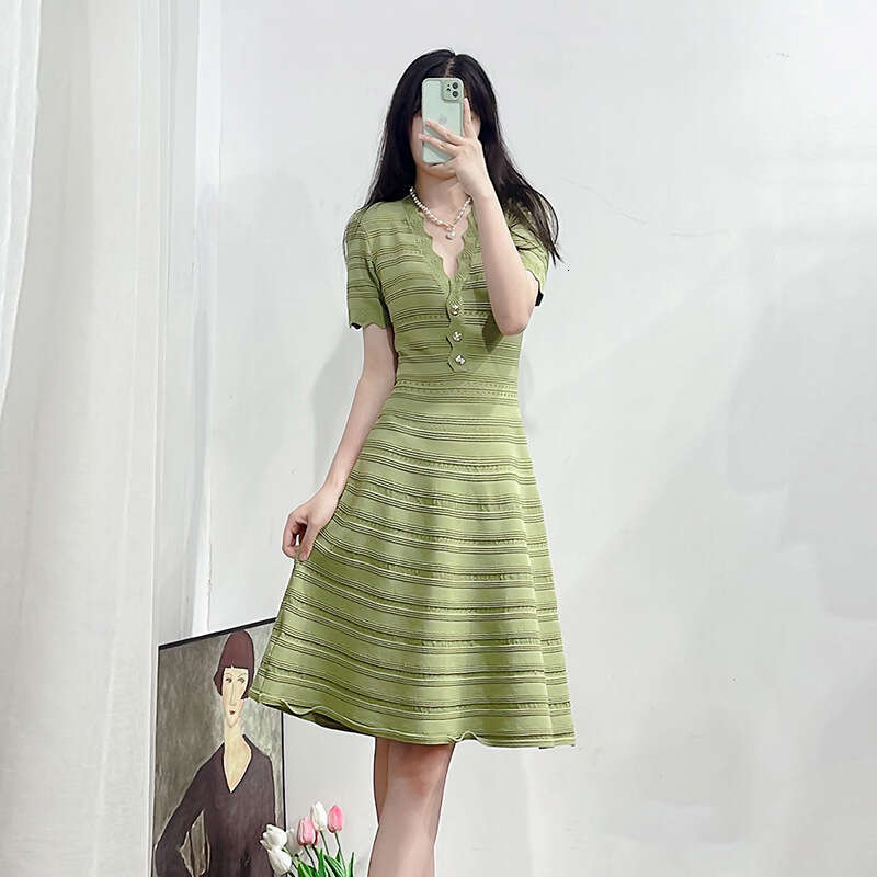 Summer designer elegant high-end green women's clothing French D17 niche light luxury exquisite fashion women's knitted dress