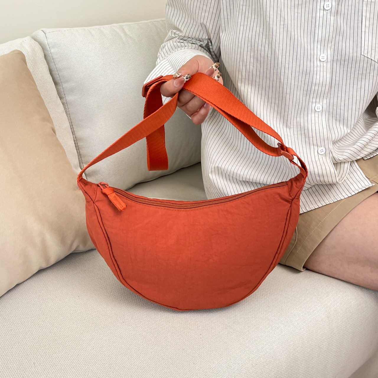 Korean-style dumpling women, lightweight, artistic, casual, sporty crossbody men, simple solid color shoulder bag for students