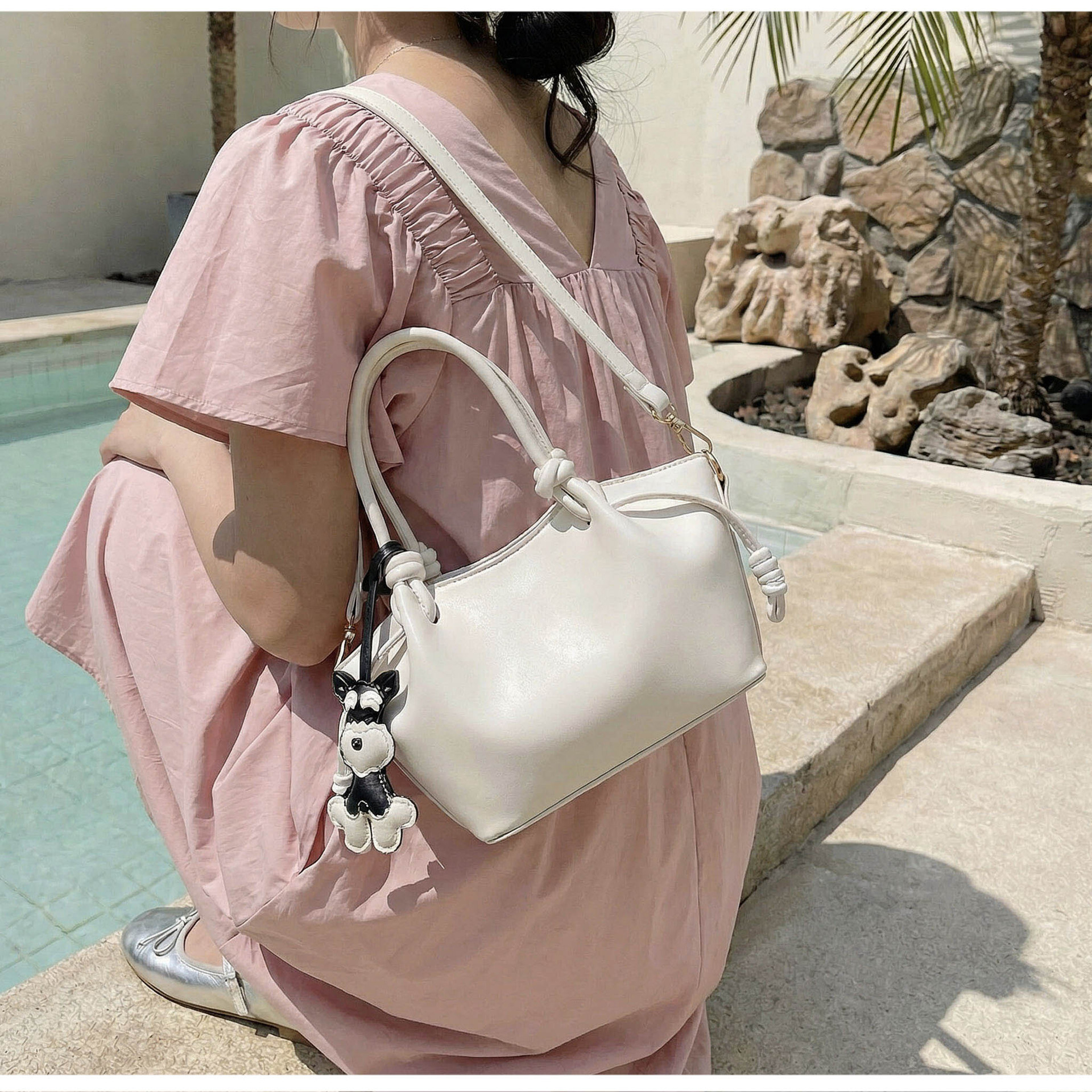 Niche design large-capacity handbag 2026 new model, feminine fashion versatile commuter crossbody tote bag