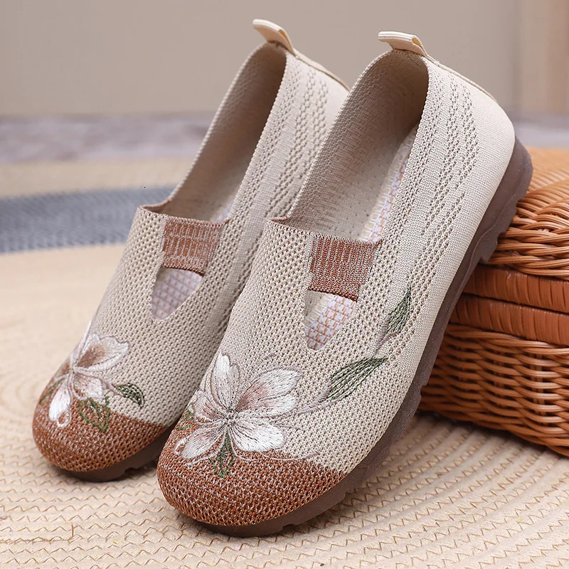 Ladies summer 2025 breathable soft sole anti-slip mom shoes leisure mesh flat embroidered shoes 260323