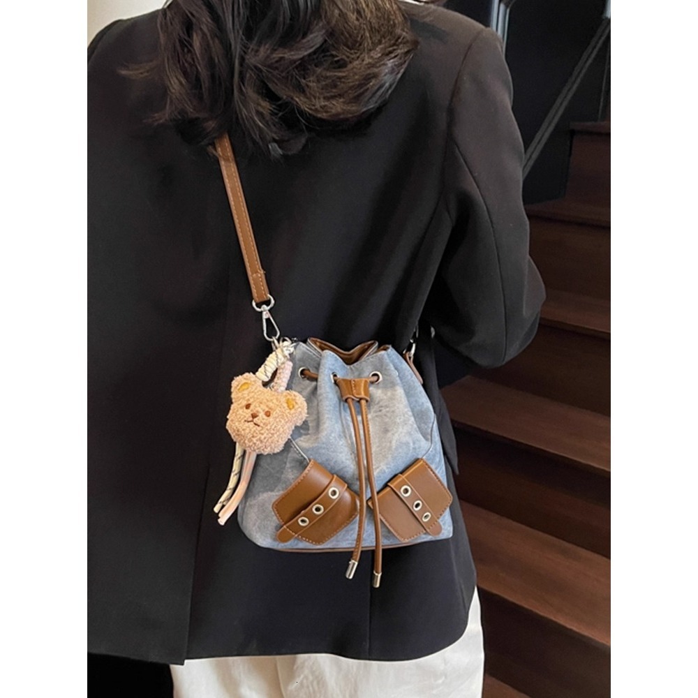 2025 New Model Bucket for Women, Commuting Shoulder Bag, Lightweight, Simple, Niche, Versatile, Stylish Crossbody Bag