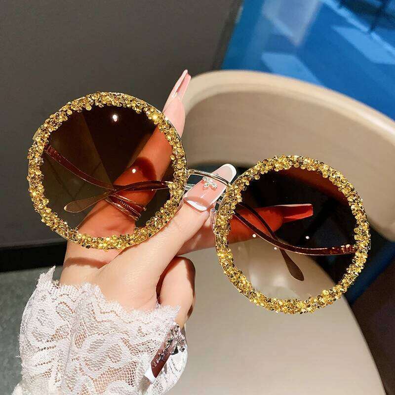 Ladies diamond new fashion glasses, slim face, fashionable high-grade sunglasses, street shooting. 26Y0330