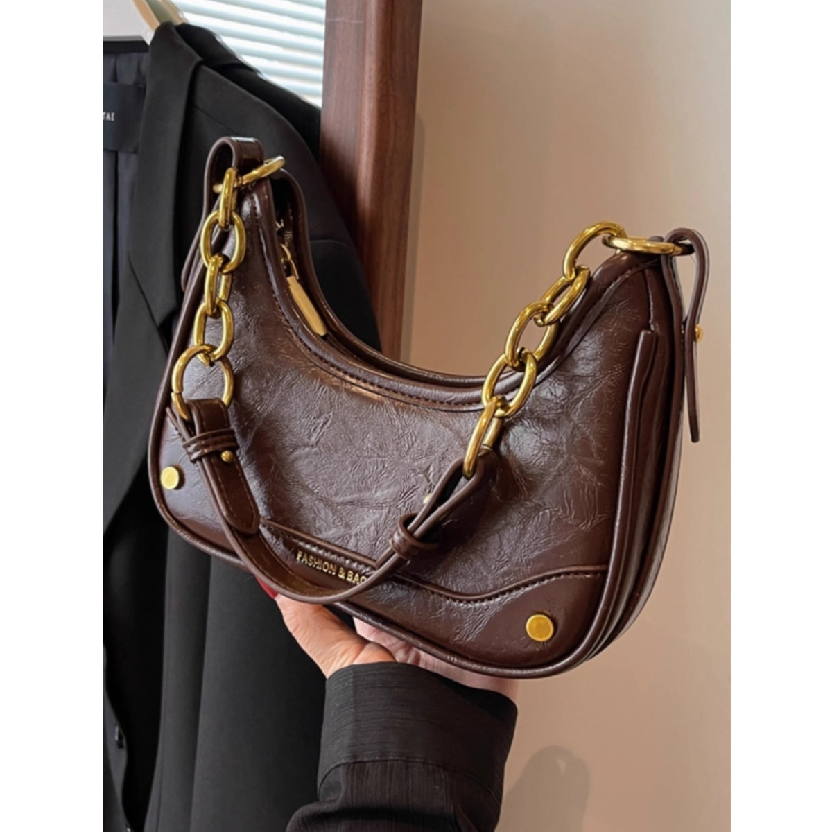 high-end women's bag 2025 new model, textured crossbody niche single-shoulder underarm crescent bag, spring-summer vintage style