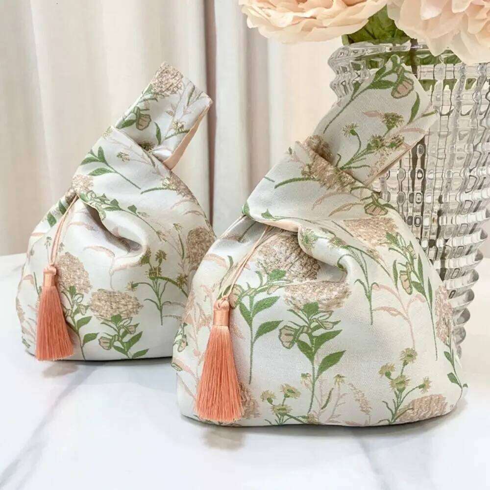 Chinese Embroidery Embroidery Hanfu Handbag New Chinese Style Wrist Bag Imitation Silk Gift Pouch Simple Tassel Pendant Cheongsam Accessory