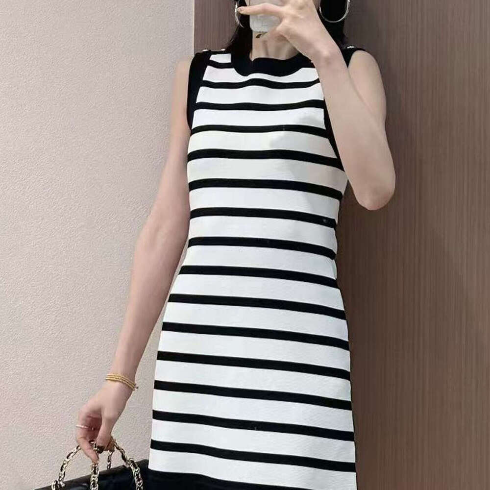 Designer French niche style S18 elegant round neck sleeveless slim fit single button black and white striped pleated knitted women's dress