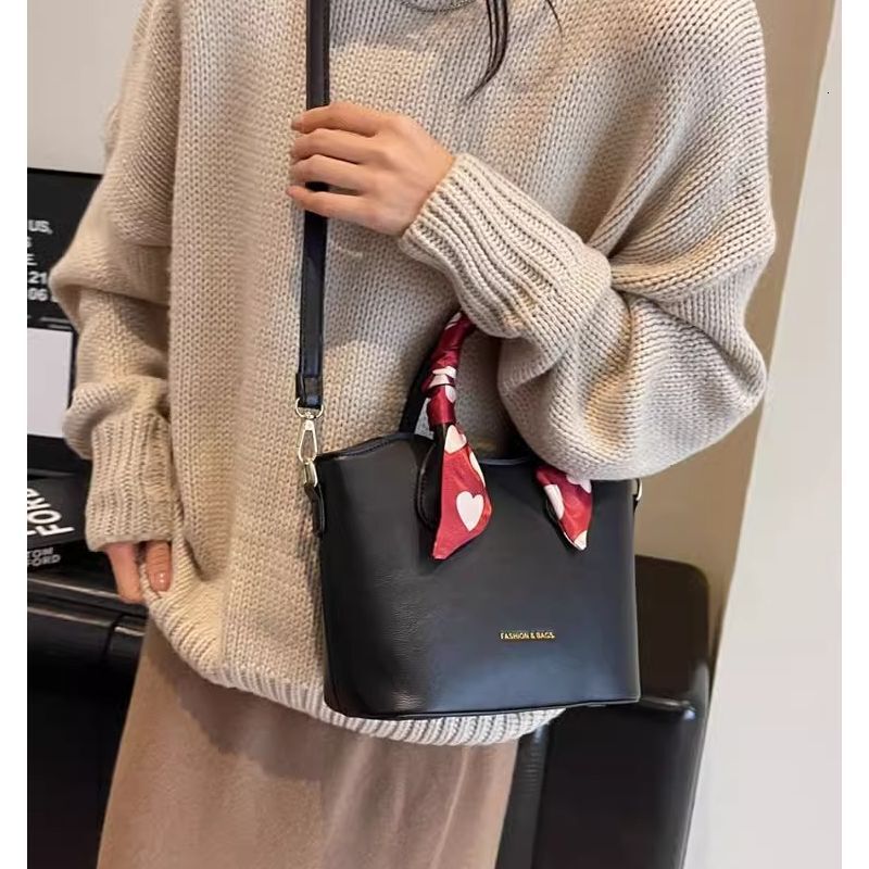 High-End Women's Large Capacity New Crossbody Wedding Bride Handbag Bucket Bag Red Envelope