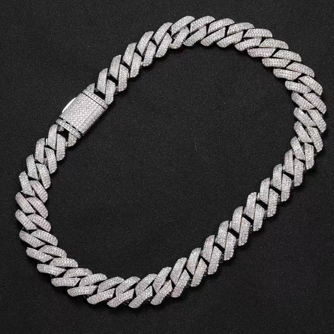 VVS grade sapphire laboratory-cut diamond necklace from Cuba. Hip style diamond jewelry. 20mm three-row diamond necklace by Meyermi.