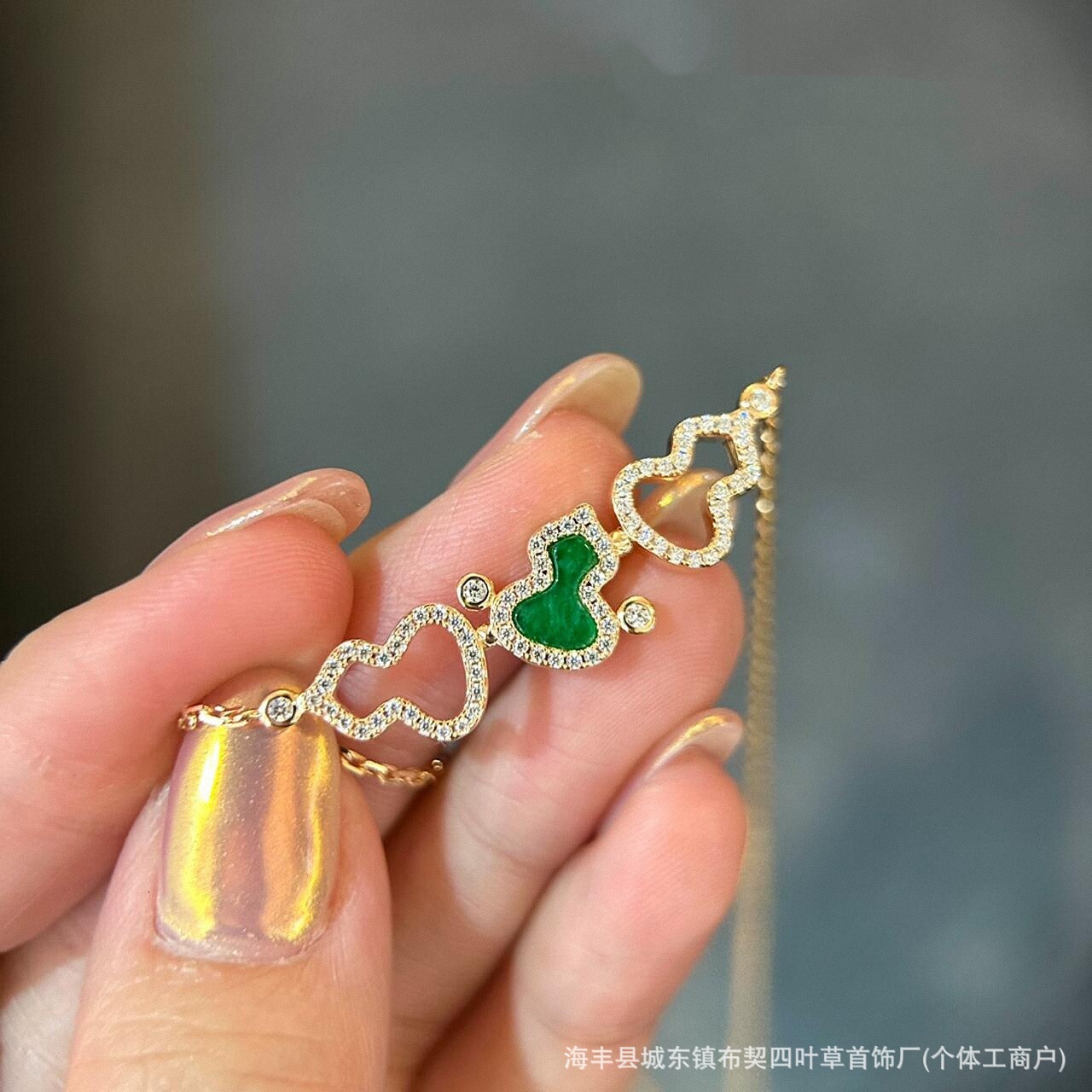 Designer luxury New high-quality V-gold version with white mother-of-pearl hollow pendant, fortune and prosperity bracelet,