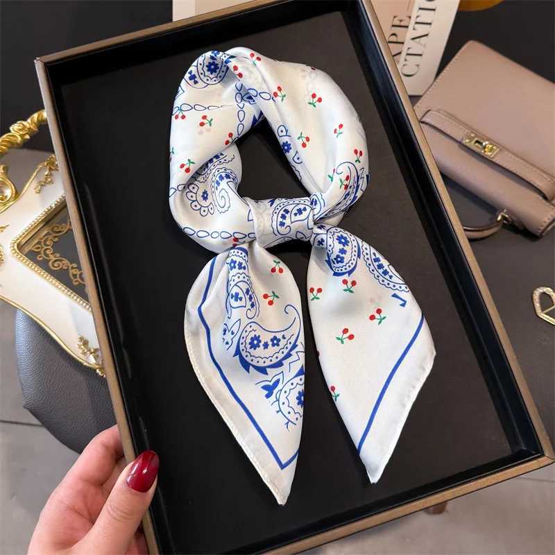 Paisley Print scarf Wen Silk Square Scarfs Foard Bandana Fem Neckerchief Fashion Decorate Hijab Lady Neck Ties X260328