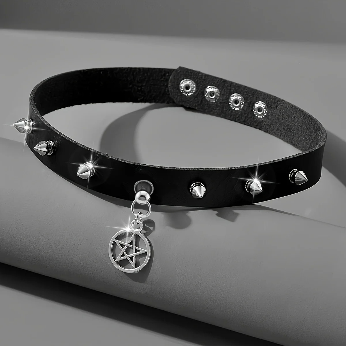 Gothic Punk Rivet Choker Necklace Sexy Faux Leather Collar for Women Men Perfect Halloween Versatile Fashion Accessory 260327