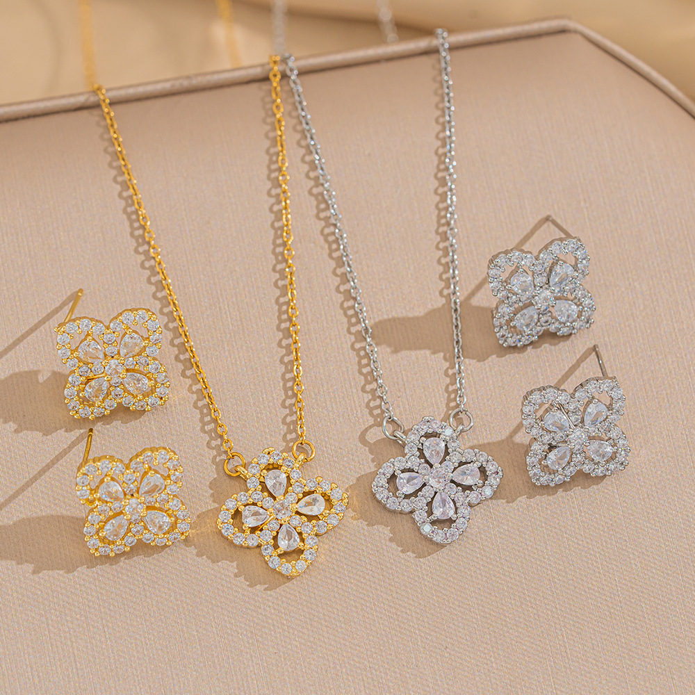 Designer luxury Niche Design High-End Micro-Paved Zircon Lucky Flower Pendant Necklace for Women Exquisite Temperament Fashion Clavicle Chain