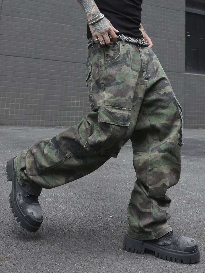 Men's camouflage utility jeans. Multi-pocket design. Stylish and trendy. Loose fit. 26Y0330