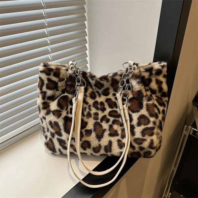 Versatile simple largecapacity bag 2025 autumn and winter fashion leopard print plush tote atmospheric fluff shoul 260317