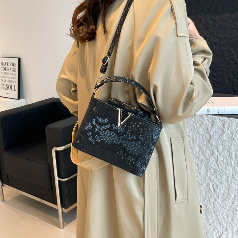 Free Shipping High Value Snake Pattern Bucket Bag for Women V Metal Decor Handbag Crossbody Shoulder Bag