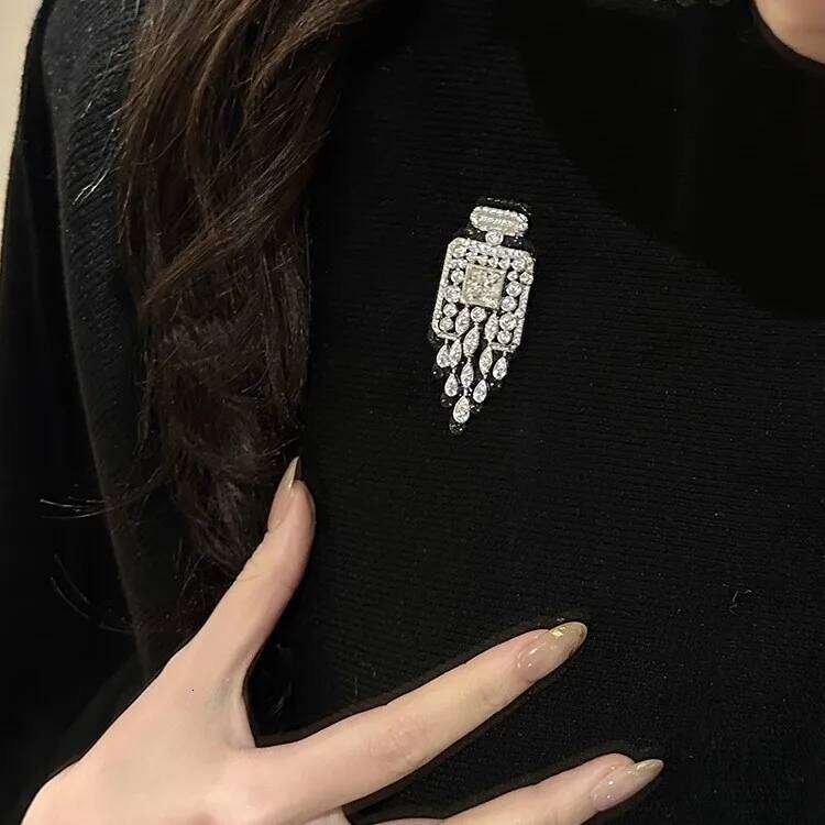 Brooches Light Luxury Exquisite Perfumer Bottle Niche Design Crystal Brooch For Women Fashion Cute Sweet Geometry Jewelry Party Gifts Visionice