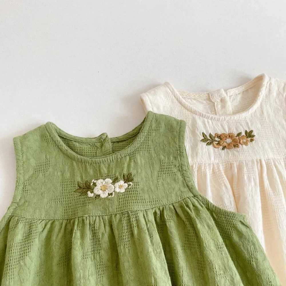 Bear Leader Korean Version Plain Color Girls Casual Dresses Summer Flower Embroidered Sleeveless Vest Dress Childrens ClothingT260330