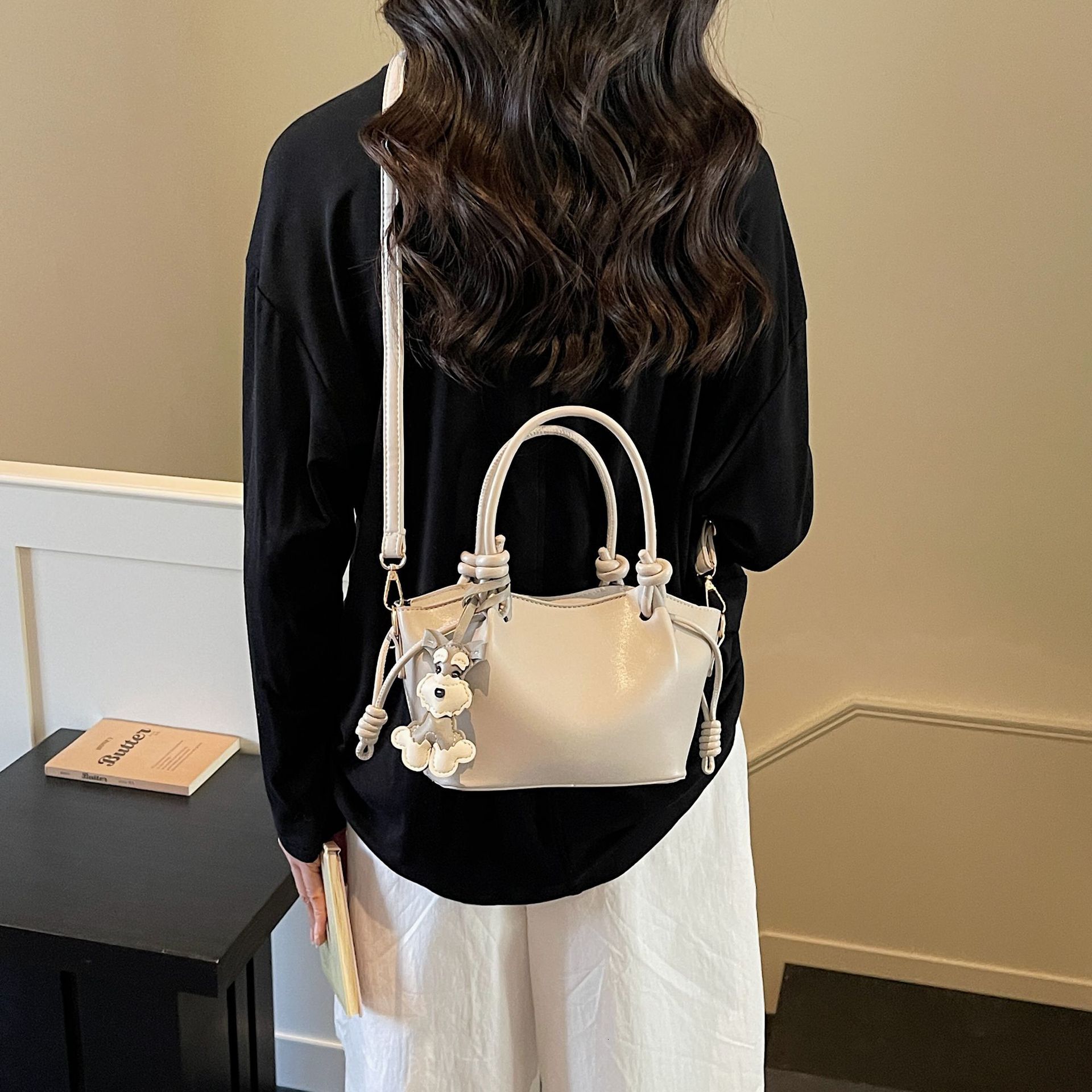 Niche design large-capacity handbag 2026 new model, feminine fashion versatile commuter crossbody tote bag