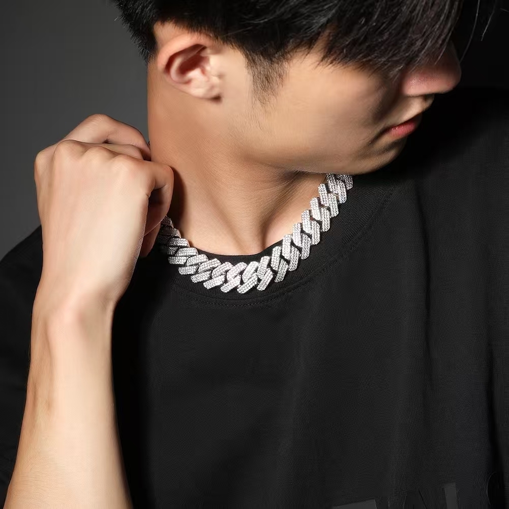 VVS grade sapphire set with icy cracked diamonds. 18mm. 925 sterling silver material. Men's necklace. Meyer Cuban chain-style necklace. Party gif
