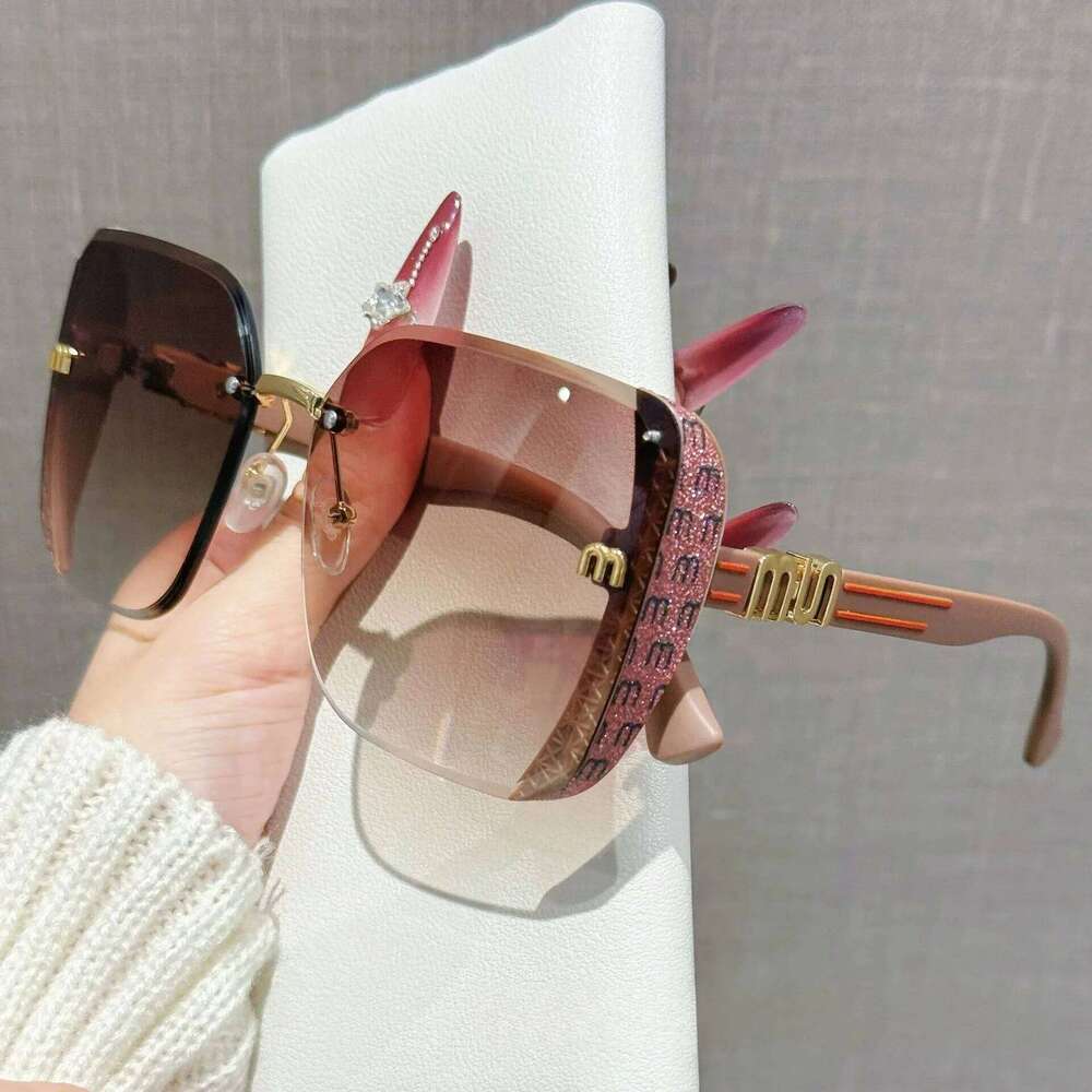 Gradient Tea Half Frame Cut Edge Sunglasses for Women Fine Glitter Light Luxury Letter Design New Hot Selling Fashion Accessory 26Y0330