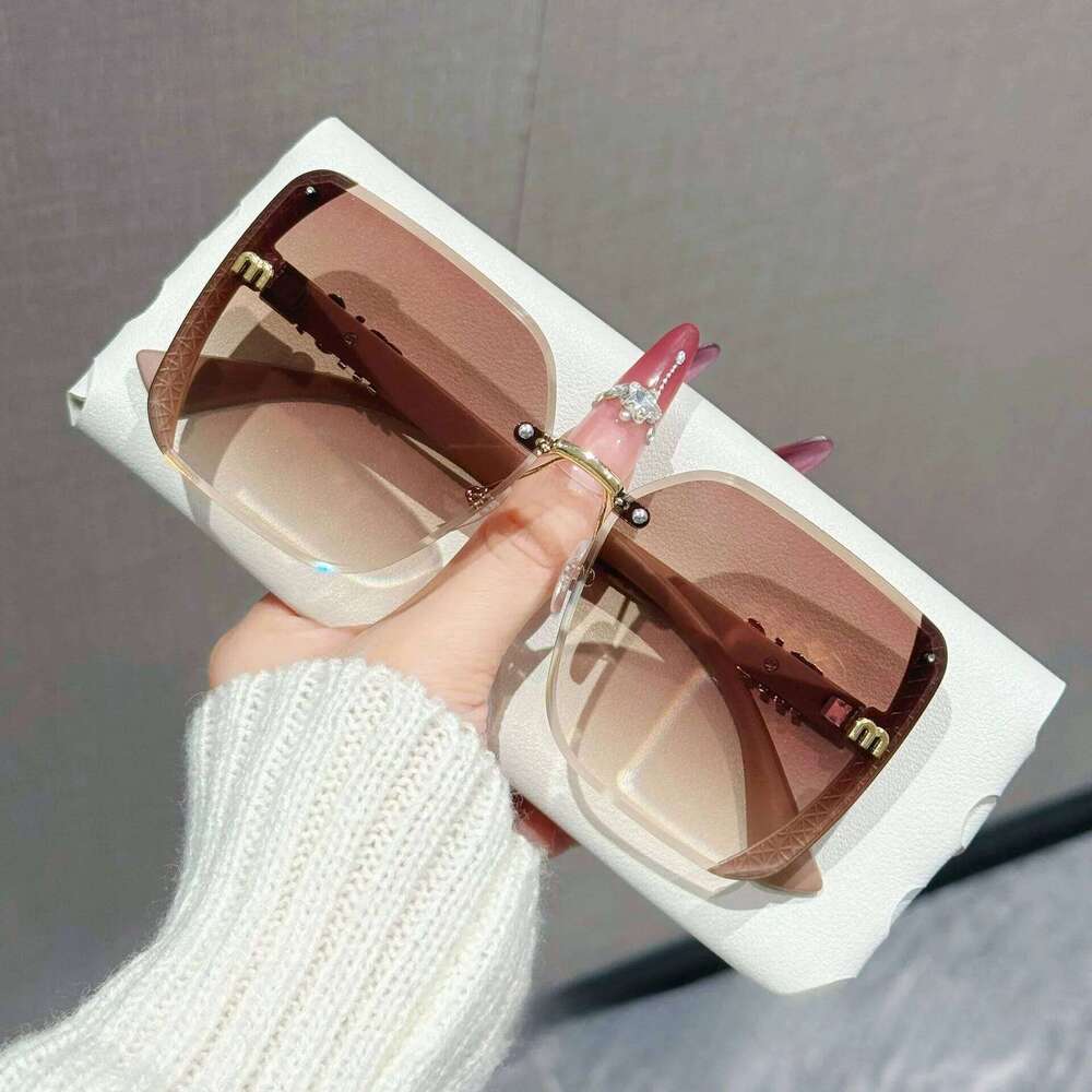 Gradient Tea Half Frame Cut Edge Sunglasses for Women Fine Glitter Light Luxury Letter Design New Hot Selling Fashion Accessory 26Y0330