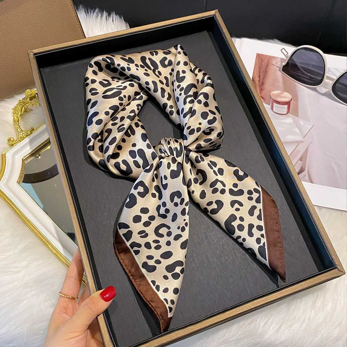 2025 New Fashion 70X70cm Wens Scarf Silk Leopard Print Scarf Square Shawl Decorative band Neck Luxury Design Bandana X260328