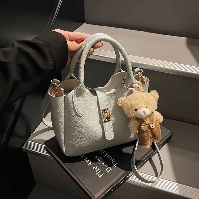 Summer Fresh and Versatile Women's Handbag 2025 New Casual Bucket Commuting Shoulder Crossbody Bag