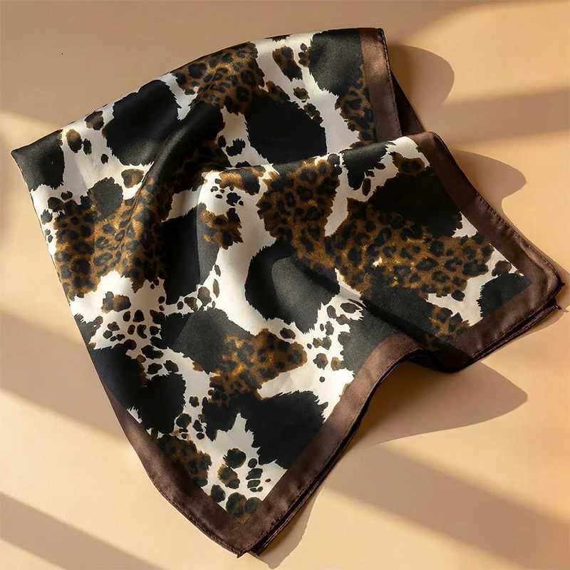 1pcs 70cm Ran Chain Silk Scarf for Wen Simated Silk Geetric Round Fashion Versatile wear Clothing Square Scarf X2603281