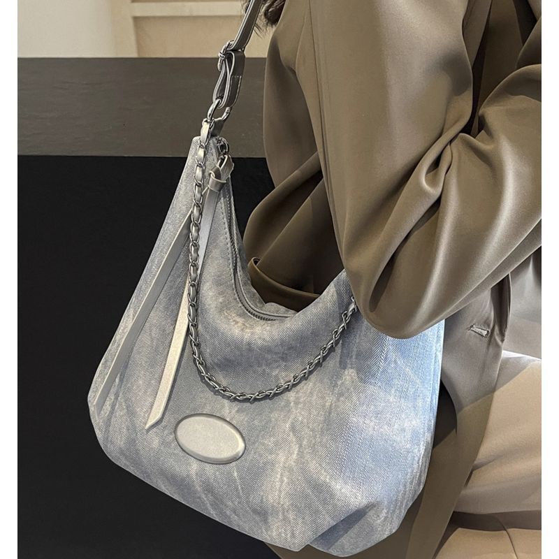 Minimalist Large Capacity Pleated Cloud Crossbody for Women 2025 New Fashion Versatile Commuter Shoulder Tote Bag