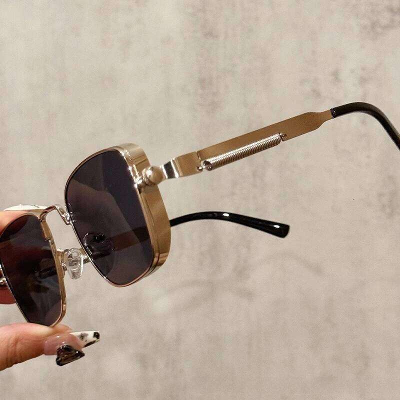 New Eyeglasses Vintage Steampunk Square Metal Sunglasses Fashionable Versatile Unisex Eyewear Unique Statement Style Sun Glasses 26Y0330