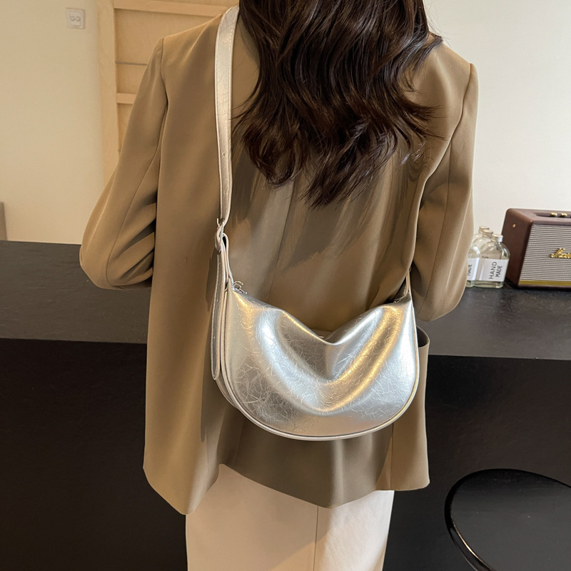 High-quality textured women's large capacity, 2024 new fashion niche design, shoulder and crossbody bag, commuter dumpling bag