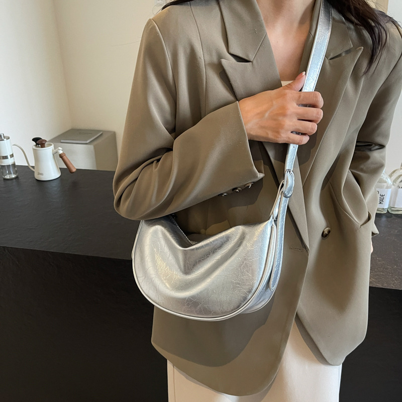 High-quality textured women's large capacity, 2024 new fashion niche design, shoulder and crossbody bag, commuter dumpling bag