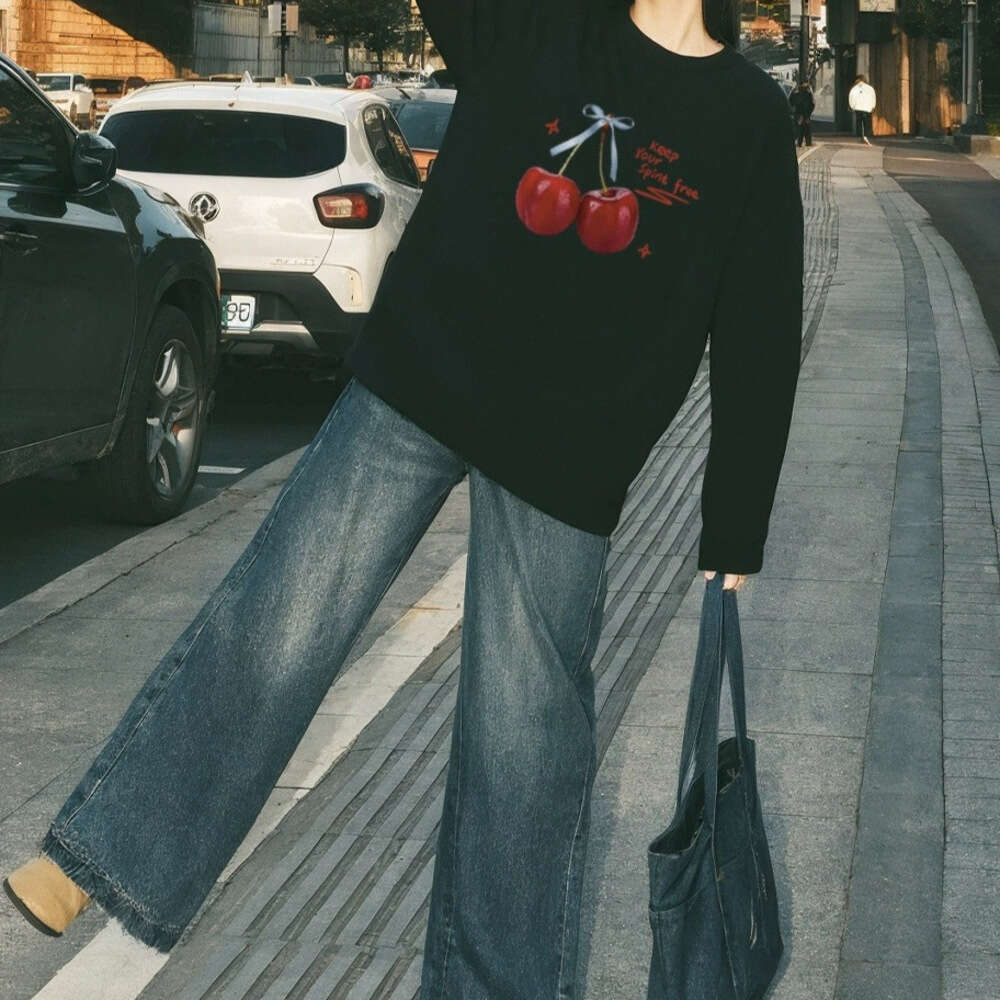 Fun Fruit Cherry Print Design Round Neck Top Women, Popular Korean Style Long-Sleeve T-Shirt For Spring, Autumn, And Winter