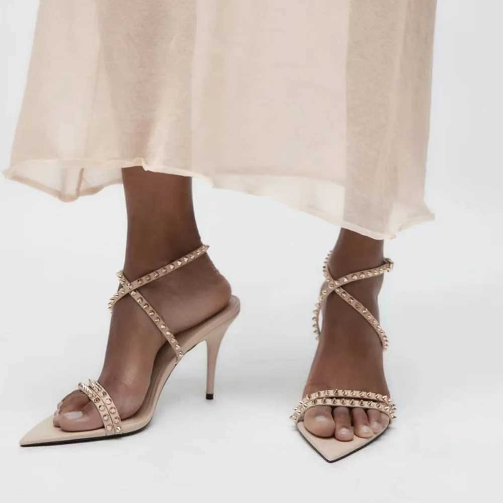 2025 Summer New Product Rivet High Heel Strap Pointed Sandals Womens Thin Heel Large Sandals Fashion Banquet Womens Shoes Z260330