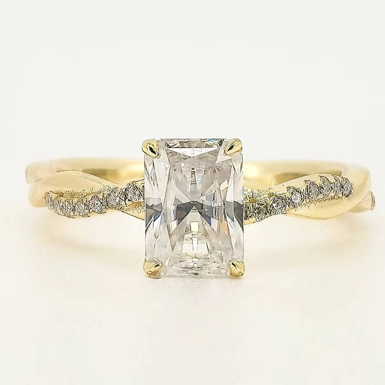 Elegant S925 18K Gold Plated Moissanite Wedding Ring 1Ct Oval Cut Prong Setting Wedding Jewelry Moissanite Ring