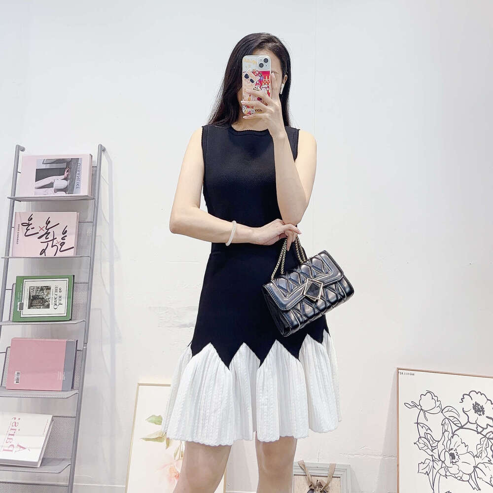 2026 autumn and winter D17 new designer Hepburn style dress sleeveless black and white contrasting color patchwork knitted pleated skirt