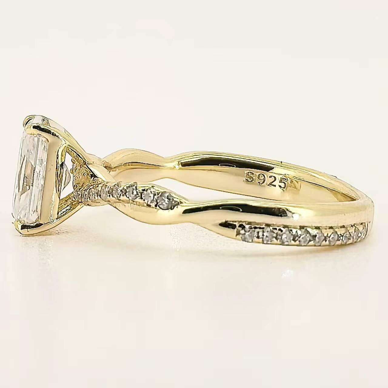 Elegant S925 18K Gold Plated Moissanite Wedding Ring 1Ct Oval Cut Prong Setting Wedding Jewelry Moissanite Ring