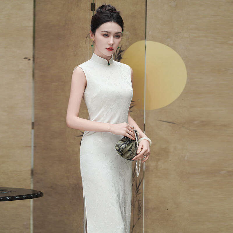 Retro-Style White Stand-Collar Cheongsam Slit, Sleeveless, Refined Elegant, With A Touch Of High-End Luxury Unique Chinese Charm Qipao Hanfu Silk