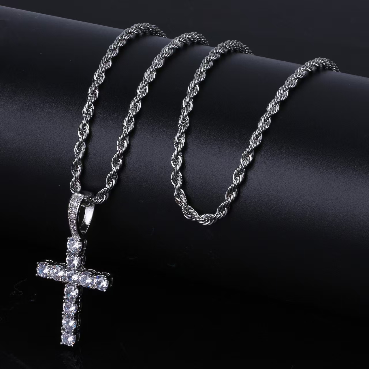 Hip-hop trend, cross-shaped morganite popular pendant. Two types of chains are available. Men's high-end jewelry, ideal gift for festivals.