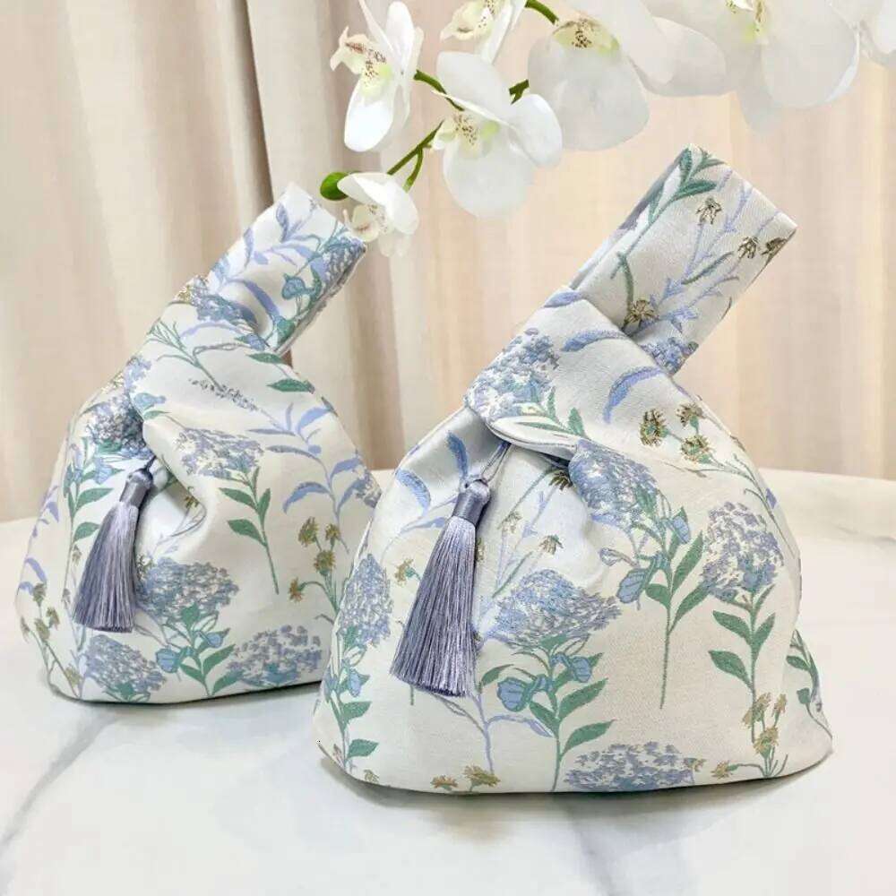 Chinese Embroidery Embroidery Hanfu Handbag New Chinese Style Wrist Bag Imitation Silk Gift Pouch Simple Tassel Pendant Cheongsam Accessory