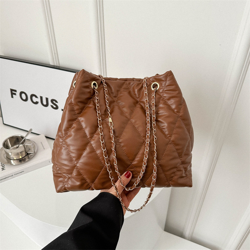Durable High Value 2026 Diamond Pattern Winter New Simple Fashion Casual Large Capacity Commuting Stylish Chain Tote Shoulder Handbag ddmybear