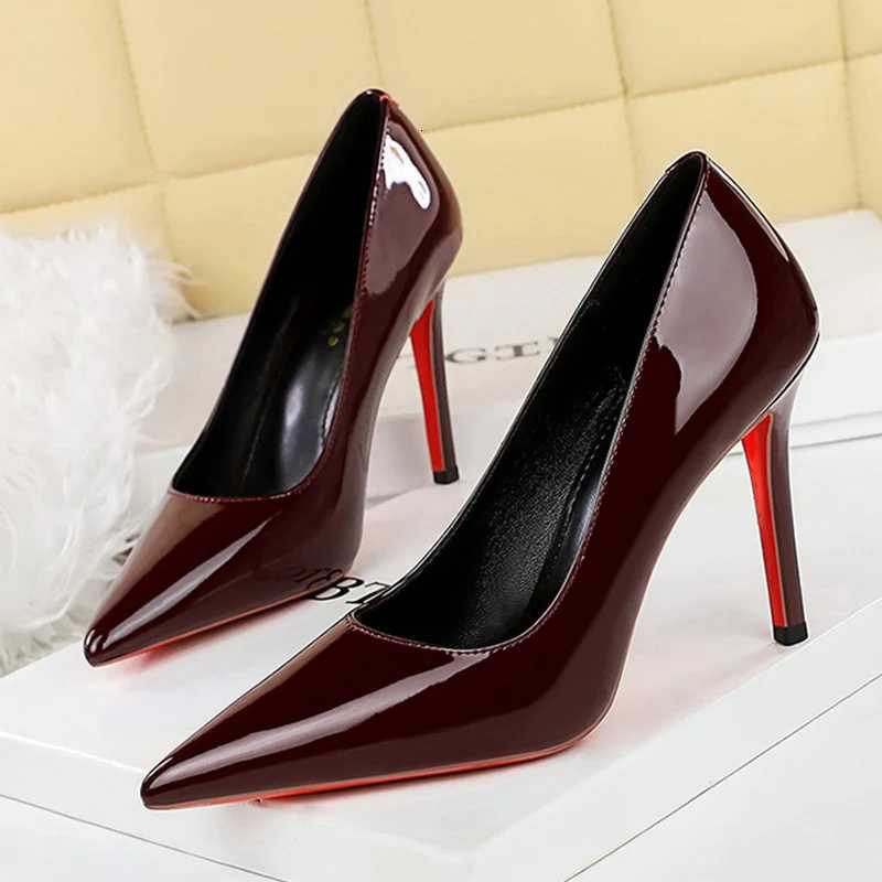 Women Fashion Red Bottom 10cm High Heels Pumps Female Elegant Valentine Date Shoes Lady Glam Patent Leather Pointed Toe Shoes Z260330