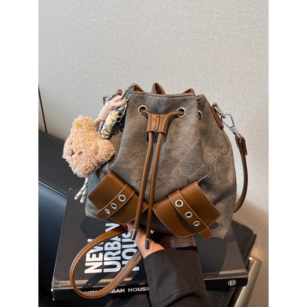 2025 New Model Bucket for Women, Commuting Shoulder Bag, Lightweight, Simple, Niche, Versatile, Stylish Crossbody Bag