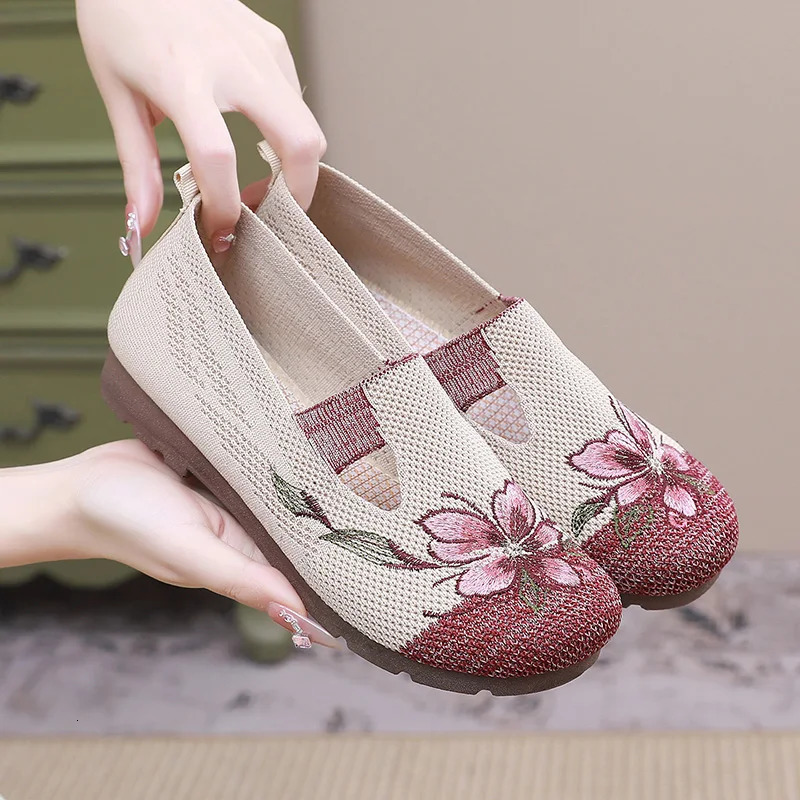 Ladies summer 2025 breathable soft sole anti-slip mom shoes leisure mesh flat embroidered shoes 260323