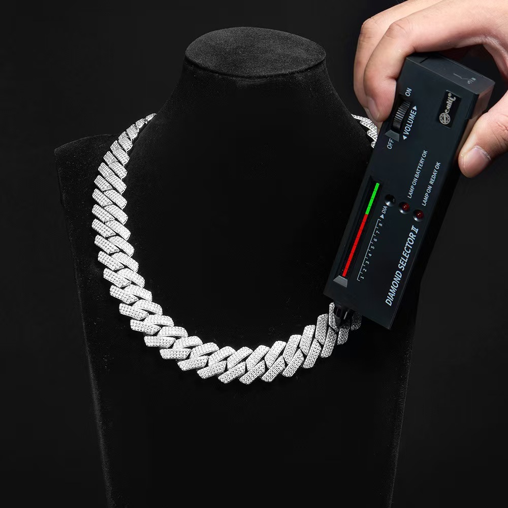 VVS grade sapphire laboratory-cut diamond necklace from Cuba. Hip style diamond jewelry. 20mm three-row diamond necklace by Meyermi.