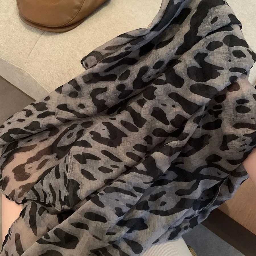 Brown Leopard Print Silk Scarf Vintage Fashion Shawl for Autumn Winter Warm Lightweight Versatile Premium X260328