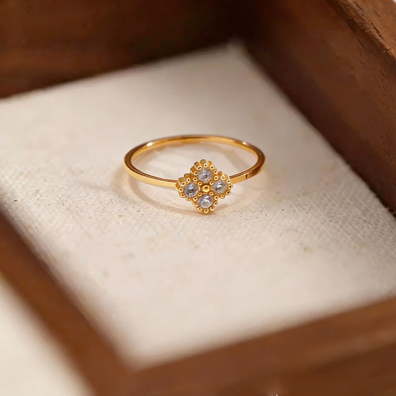 Ring Minimalist Lucky Diamond-Encrusted Four-Leaf Ring Clover Titanium Steel For Women Non-Fading Light Luxury Niche Design Stackable Index Finger Tre