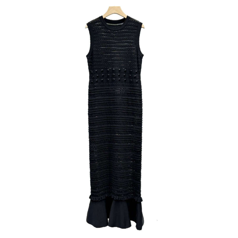 D17 2026 autumn and winter new designer retro elegant hollowed out round neck rhinestone embellished sleeveless knitted long skirt