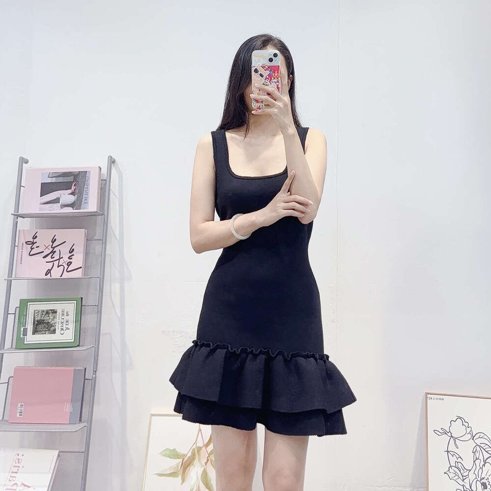 Autumn new French fashion D17 dress designer sleeveless U-neck short strap knitted women's tea skirt 2026