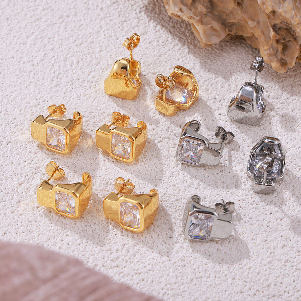 Hepburn-style Niche Design Diamond-studded Earrings, Simple Versatile, Fashionable And Light Luxury, Made Of Copper With Geometric 18k Gold Plating